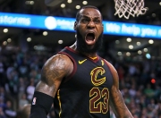 开云体育-关于詹姆斯回归赛场，精彩发挥首场状态亮眼，老鹰观众沸腾！的信息