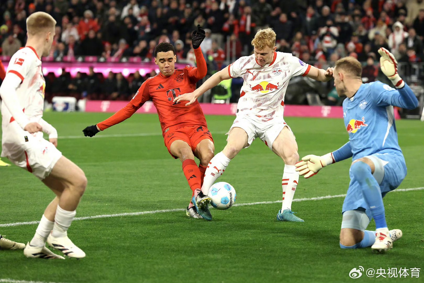 包含詹姆斯在拜仁比赛中绝杀，精彩发挥引发热议！的词条